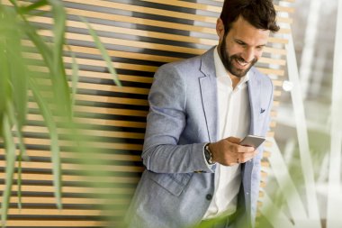 Telefonu kullanma office yakışıklı genç işadamı