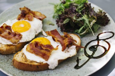 Pastırmalı tost marul kaynatma ile kızarmış yumurta