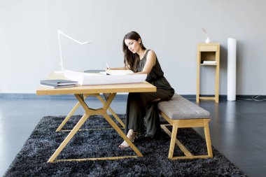 Modern bir odada mimar çalışmaktadır