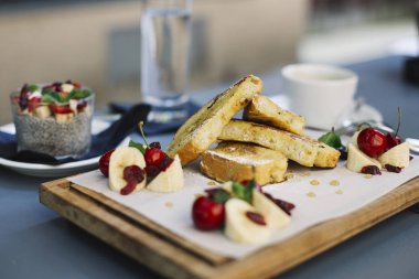 Kızarmış ekmek şeker süslemeli doğranmış muz