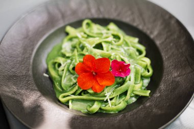 Yeşil fesleğen pesto ile Tagliatelle