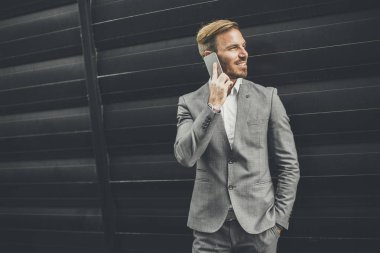 yakışıklı genç işadamı 