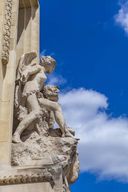 İki melek taş heykel mimari detay 