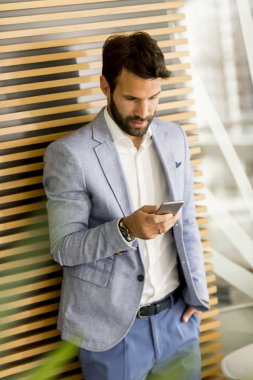 Telefonu kullanma office yakışıklı genç işadamı