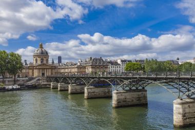 Paris 'teki Pont des Arts