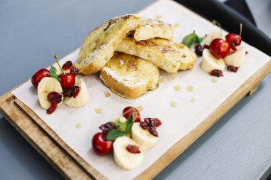 Kızarmış ekmek şeker süslemeli doğranmış muz 