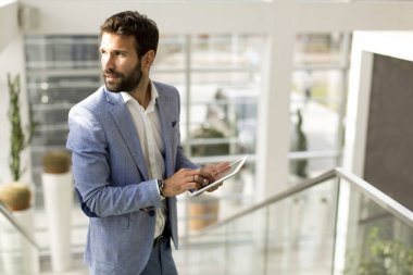 Dokunmatik tablet kullanma modern office iş adamı