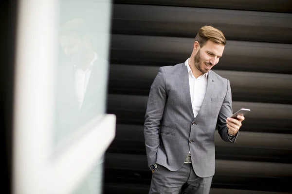 Guapo joven hombre de negocios — Foto de Stock