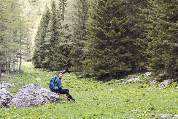 Vrouwelijke wandelaar geniet van de berglucht — Stockfoto