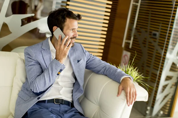 事務所の電話で話すスーツのハンサムなビジネスマン — ストック写真