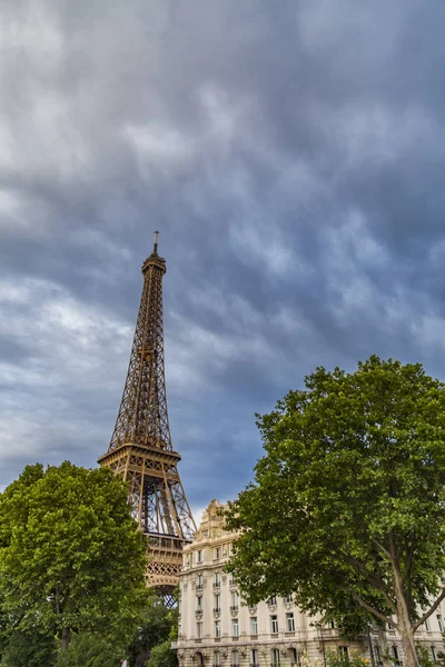 La Torre Eiffel en París, Francia — Foto de Stock