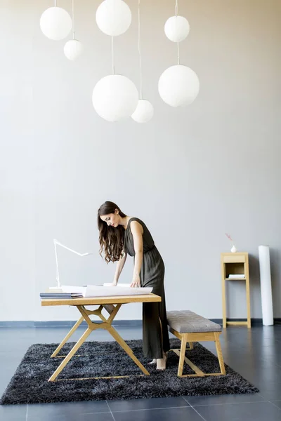 Arquiteto trabalha em um quarto moderno — Fotografia de Stock