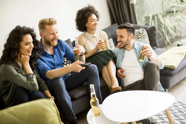 Vänner titta på Tv, dricka cider och ha roligt i rummet — Stockfoto