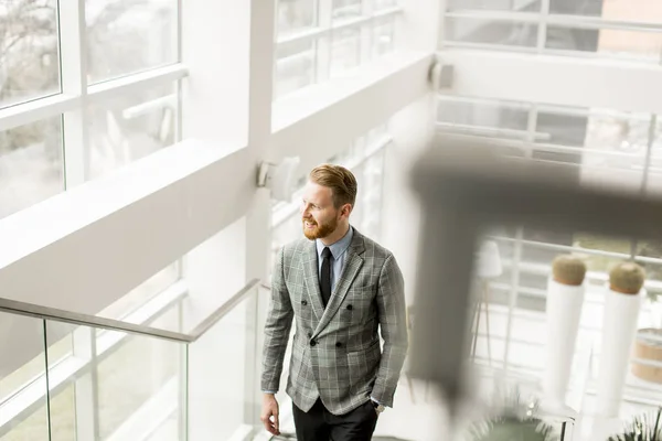Красивий бізнесмен стоїть на сходах — стокове фото