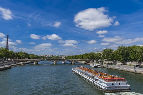 Barco turístico en el río Sena por Pont Alexandre III — Foto de Stock