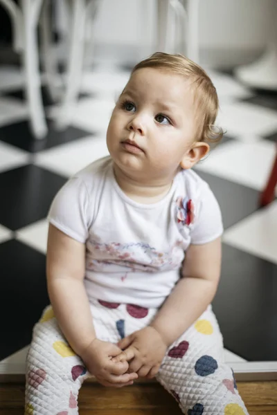 Little cute girl on the floor in the room — Stock Photo, Image