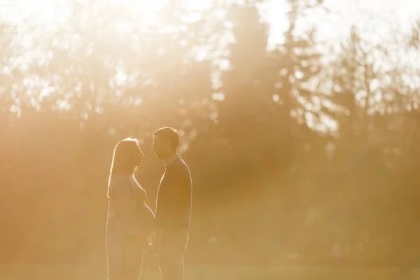 Femme enceinte et homme dans le parc d'automne — Photo