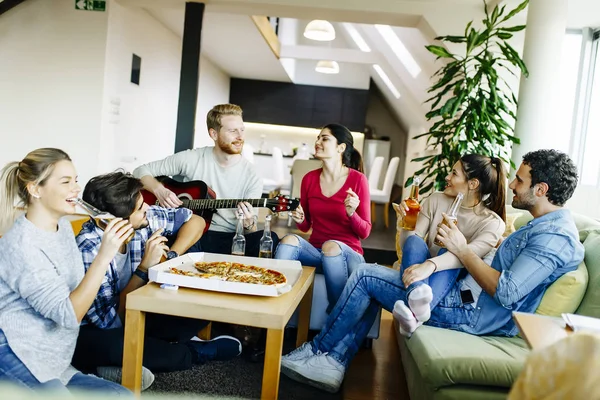 Gruppo di giovani che danno una festa — Foto Stock