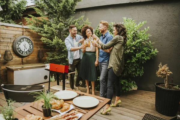 Freunde genießen Grillparty — Stockfoto