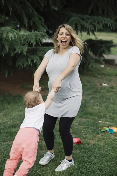 Mutter und Tochter amüsieren sich im Park — Stockfoto