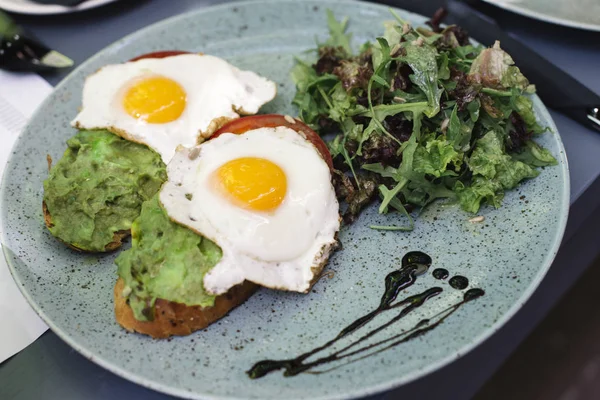 Fresh breakfest, fried eggs and salad — Stock Photo, Image