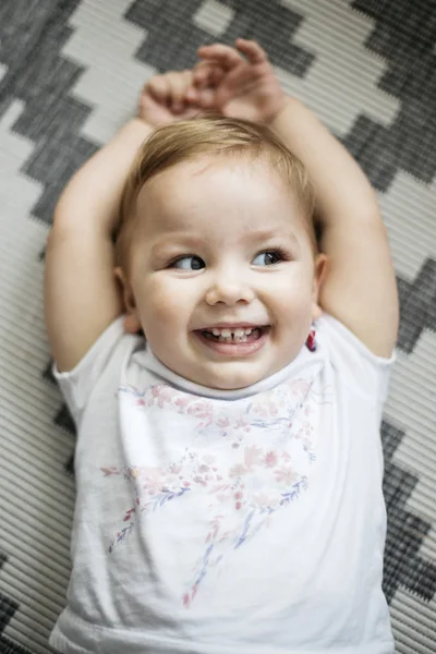 Pequena menina bonito no chão no quarto — Fotografia de Stock