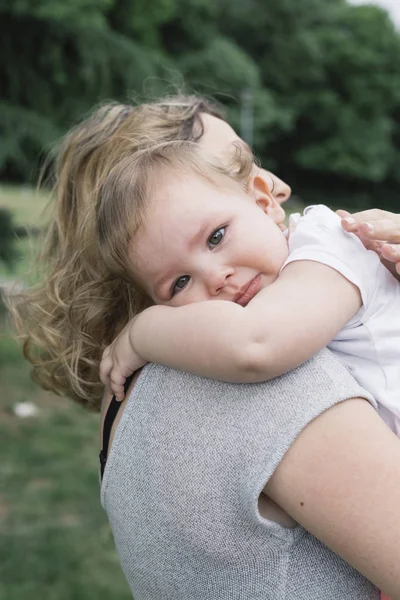 Mama trzyma małą dziewczynką — Zdjęcie stockowe