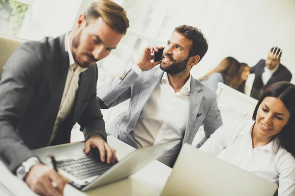 Gente de negocios en una reunión en la oficina — Foto de Stock