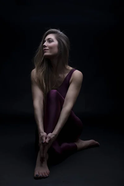 Mujer practicando yoga — Foto de Stock