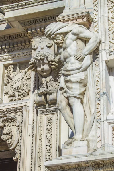 Detalles arquitectónicos en la Catedral de Milán — Foto de Stock