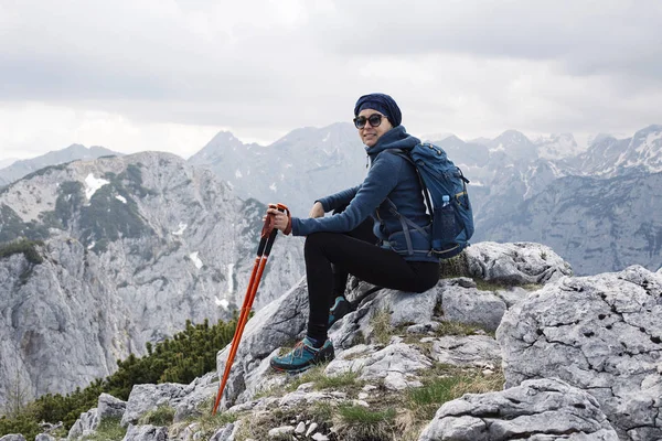 Escursionista femminile godendo l'aria di montagna — Foto Stock