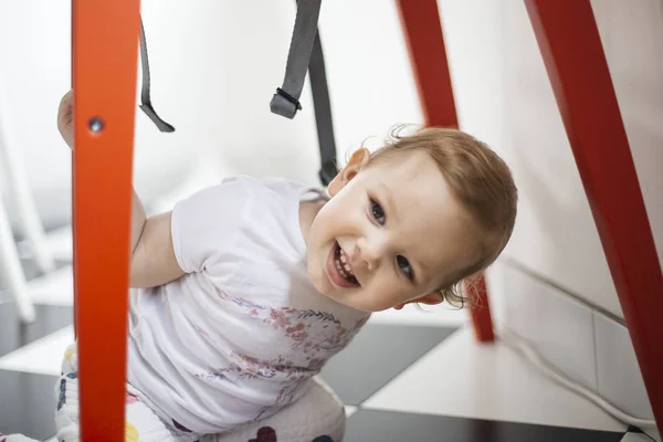 Retrato de uma jovem menina sorrindo jogando — Fotografia de Stock