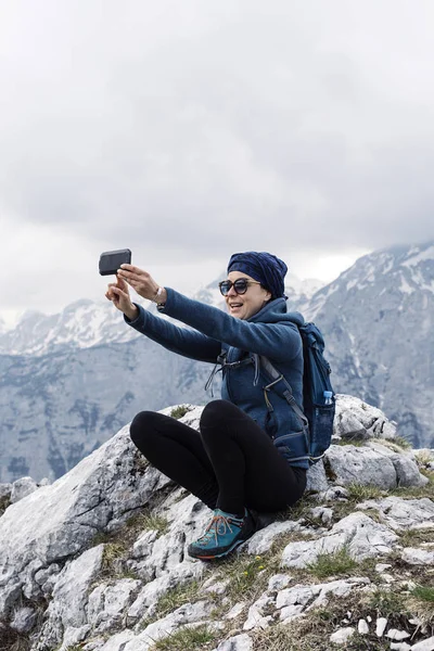 Senderista haciendo una selfie con su teléfono inteligente — Foto de Stock