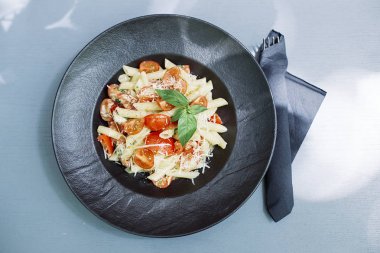 Penne makarna peynir ve domates ile