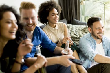 TV izlerken, elma şarabı içme arkadaş