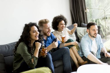 TV izlerken, elma şarabı içme arkadaş
