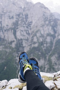 Bir uçurumun kenarında yürüyüşçüler ayakkabılar