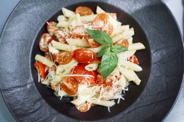 Penne makarna peynir ve domates ile