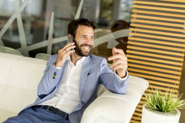 genç işadamı telefon kullanma office