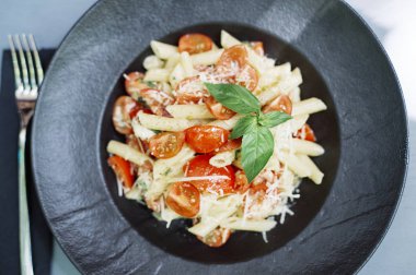 Penne makarna peynir ve domates ile