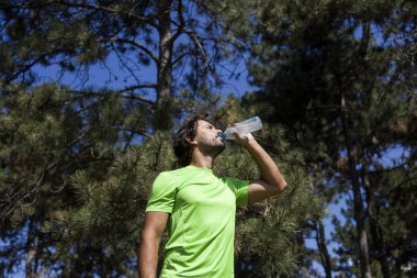 çalışmadan sonra atlet içme suyu