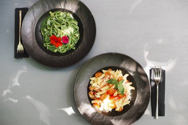 Makarna yemek yukarıdan izlendi