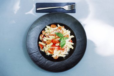 Penne makarna peynir ve domates ile