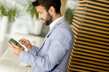 Dijital tablet ile işadamı