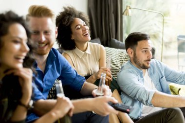 TV izlerken, elma şarabı içme arkadaş