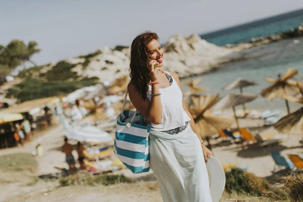 Mooie jonge vrouw op het strand — Stockfoto