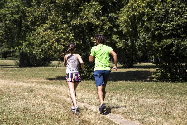 Mladá běží pár v parku — Stock fotografie