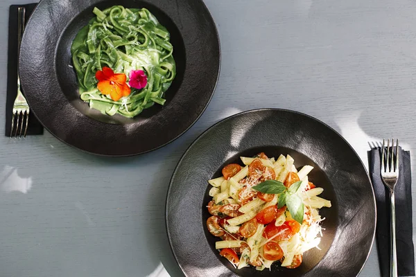 Makarna yemek yukarıdan izlendi