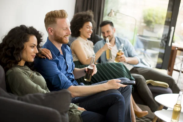 Vänner titta på Tv och dricka cider — Stockfoto