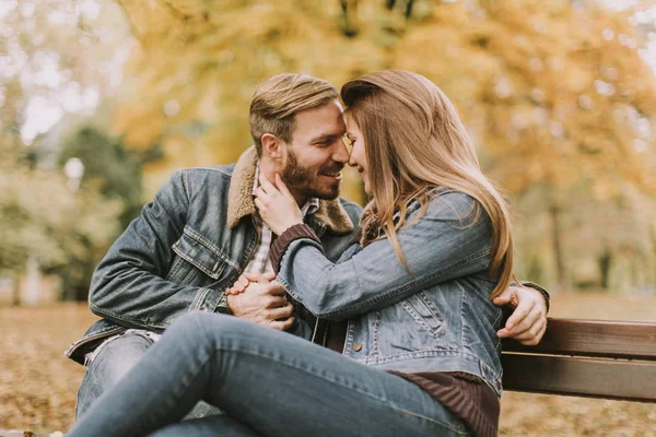 Szerető pár, az őszi parkban — Stock Fotó